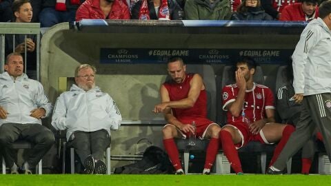 Rib&eacute;ry, muy enfadado en el banquillo tras ser cambiado