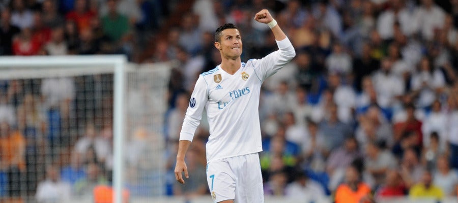 Cristiano celebra la victoria del Madrid en el Bernabéu Cristiano celebra la victoria del Madrid en el Bernabéu