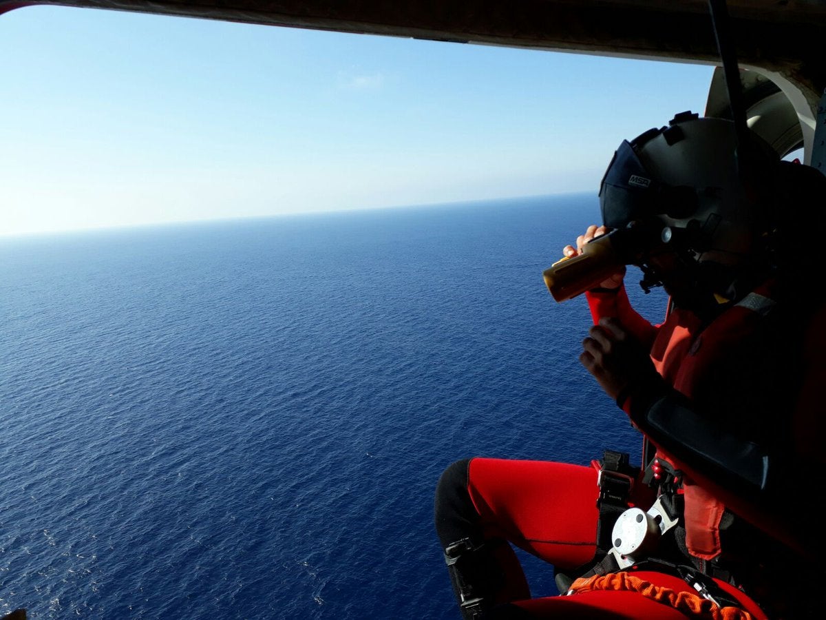 Buscan dos pateras con 44 inmigrantes subsaharianos en el Estrecho y Alborán Buscan dos pateras con 44 inmigrantes subsaharianos en el Estrecho y Alborán