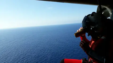 Equipo de Salvamento Marítimo Los equipos de Salvamento Marítimo buscan a seis personas desaparecidas tras volcar una patera en el mar de Alborán