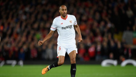 N'Zonzi se prepara para pasar el bal&oacute;n en un partido con el Sevilla