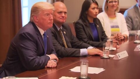 Los l&iacute;deres dem&oacute;cratas logran un acuerdo con Trump para extender las protecciones a los 'dreamers'
