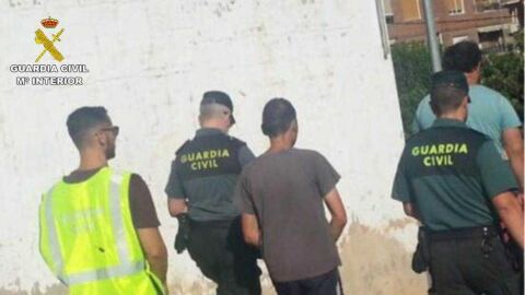 Agentes de la Guardia Civil custodian a un detenido en Sax