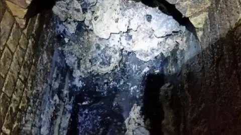 La bola de grasa que obstruye las cloacas de Londres La bola de grasa que obstruye las cloacas de Londres