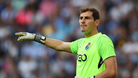 Iker Casillas habla con sus compa&ntilde;eros de equipo en el Oporto
