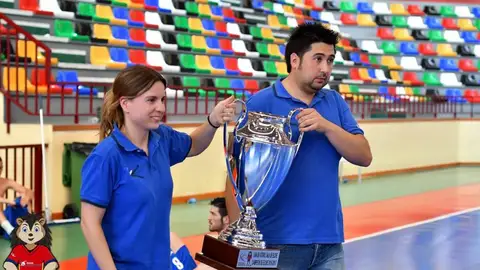 Rubén Maestra, en la entrega de trofeos del torneo local de la pasada temporada. FÚTBOL SALA