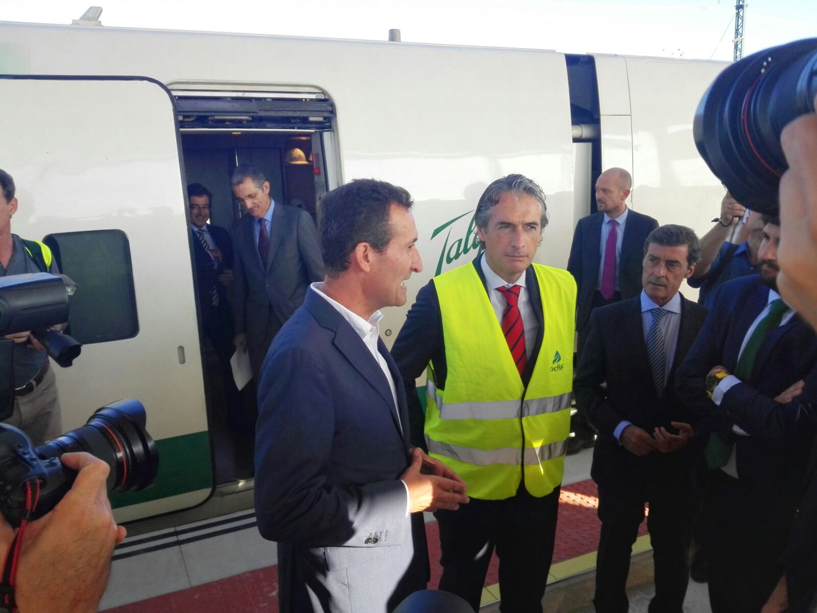 El Ministro de Fomento prueba la línea del AVE entre Elche y Murcia en un tren laboratorio de ADIF El Ministro de Fomento prueba la línea del AVE entre Elche y Murcia en un tren laboratorio de ADIF