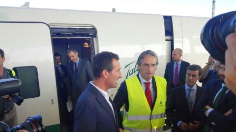 El Ministro de Fomento I&ntilde;igo de la Serna en la estaci&oacute;n del AVE de Elche, junto al alcalde de la ciudad, Carlos Gonz&aacute;lez