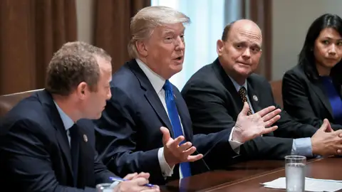 Donald Trump, con el representante demócrata, Josh Gottheimer y el representante republicano, Tom Reed Donald Trump, con el representante demócrata, Josh Gottheimer y el representante republicano, Tom Reed