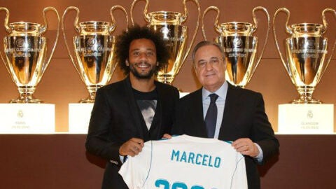 Marcelo posa con Florentino P&eacute;rez en el acto de su renovaci&oacute;n hasta 2022