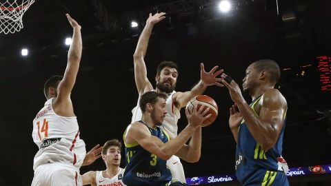 El base de Eslovenia Goran Dragic con el bal&oacute;n ante los jugadores de Espa&ntilde;a, durante el partido de semifinal del Eurobasket 2017 disputado en el Sinan Erdem Arena de Estambul. 