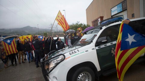 Agentes de la Guardia Civil han entrado en la imprenta Artyplan de Sant Feliu de Llobregat (Barcelona)