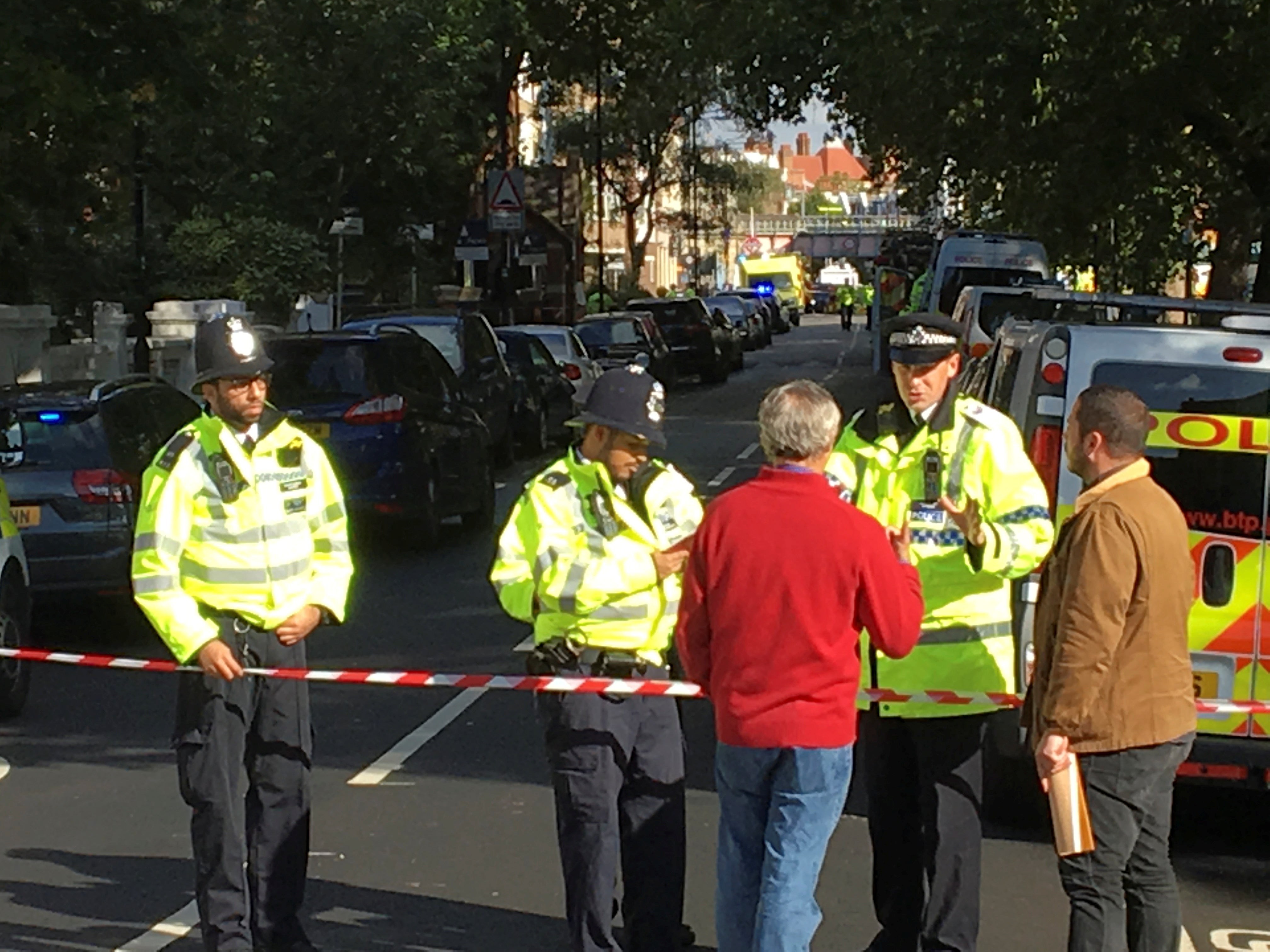 Evacuadas varias viviendas a las afueras de Londres durante una operación policial relacionada con el atentado Evacuadas varias viviendas a las afueras de Londres durante una operación policial relacionada con el atentado