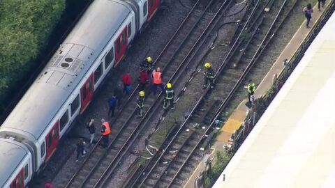 La Polic&iacute;a y los bomberos evacuan a los pasajeros de metro donde ha sido la explosi&oacute;n