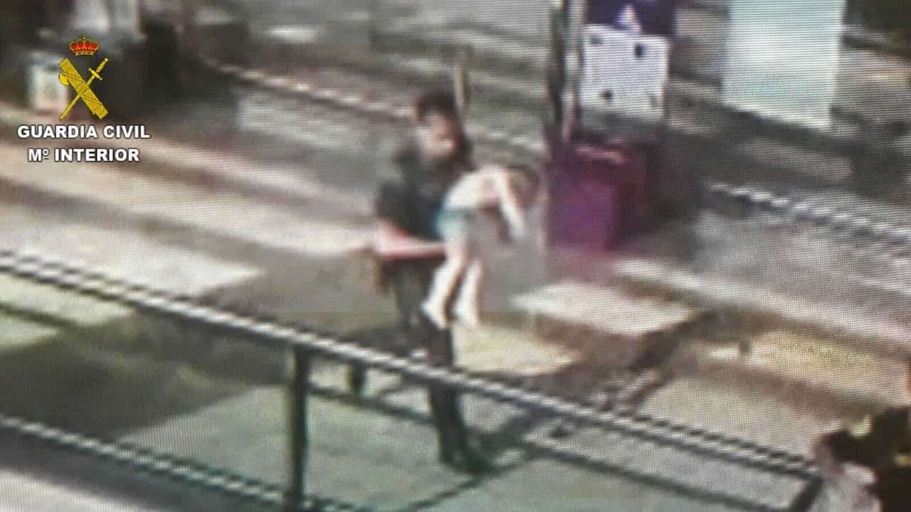 La rápida y decidida actuación de agentes de la Guardia Civil en el aeropuerto de Elche salva la vida de un niño La rápida y decidida actuación de agentes de la Guardia Civil en el aeropuerto de Elche salva la vida de un niño