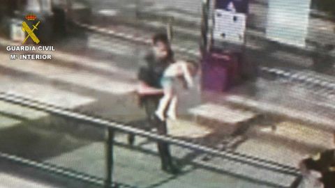 El agente de la Guardia Civil ha trasladado al ni&ntilde;o a los servicios m&eacute;dicos -imagen de las c&aacute;maras de seguridad del aeropuerto-