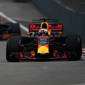 Ricciardo, sobre el trazado de Singapur con Vandoorne por detrás Ricciardo, sobre el trazado de Singapur con Vandoorne por detrás