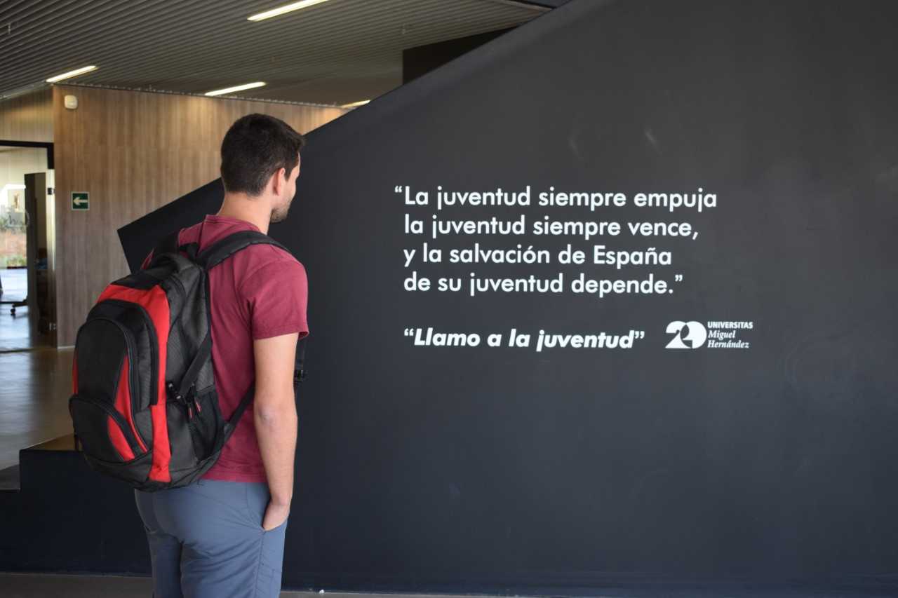La Universidad Miguel Hernández de Elche cubre las paredes de sus edificios con poemas de Miguel Hernández La Universidad Miguel Hernández de Elche cubre las paredes de sus edificios con poemas de Miguel Hernández