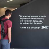 Fragmento de uno de los poemas del poeta Miguel Hernández en la pared de un edificio de la UMH