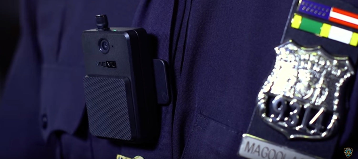 La policía de Nueva York incorpora cámaras en el pecho de sus agentes para ser más transparente La policía de Nueva York incorpora cámaras en el pecho de sus agentes para ser más transparente