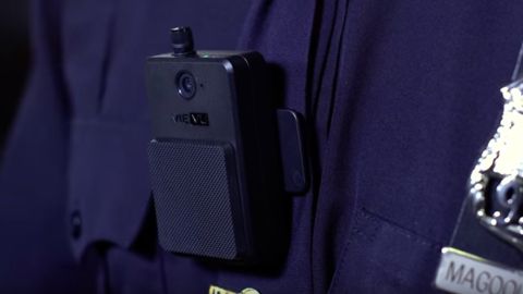 C&aacute;mara corporal en un agente del NYPD.