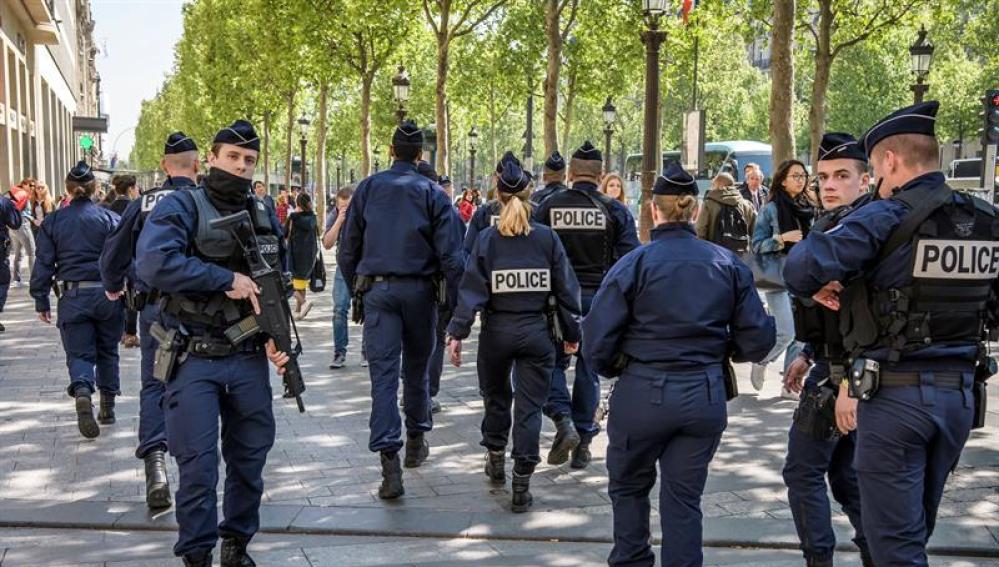 Varios policías en la Avenida de los Campos Elíseos de París