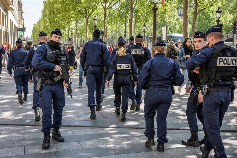 Un hombre armado es detenido tras atacar con un cuchillo a un soldado en París Un hombre armado es detenido tras atacar con un cuchillo a un soldado en París
