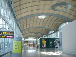 El Aeropuerto Alicante-Elche habilita una zona específica para recibir con mayor privacidad a refugiados ucranianos El Aeropuerto Alicante-Elche habilita una zona específica para recibir con mayor privacidad a refugiados ucranianos