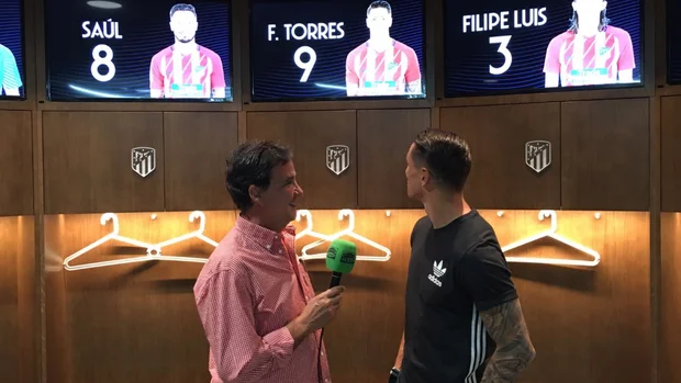 De la Morena y Fernando Torres en el vestuario del Wanda Metropolitano.