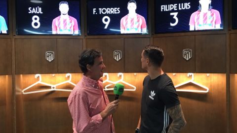 De la Morena y Fernando Torres en el vestuario del Wanda Metropolitano.