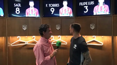 De la Morena y Fernando Torres en el vestuario del Wanda Metropolitano. De la Morena y Fernando Torres en el vestuario del Wanda Metropolitano.