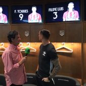 De la Morena y Fernando Torres en el vestuario del Wanda Metropolitano.