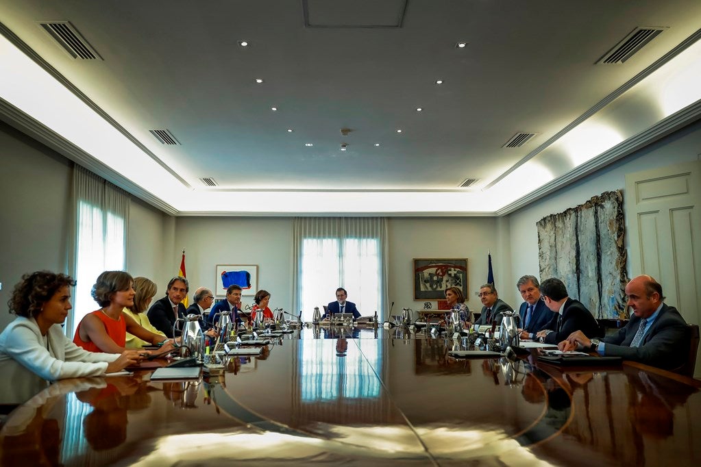 El Gobierno prevé aprobar un decreto para facilitar la salida de empresas de Cataluña El Gobierno prevé aprobar un decreto para facilitar la salida de empresas de Cataluña