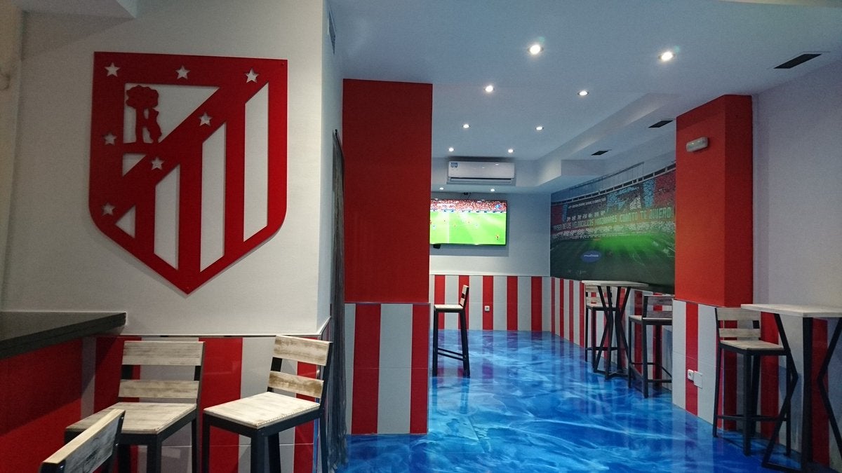 Alberto, dueño del 'Zapatones': "Hemos querido hacer un templo rojiblanco para todos los Atléticos" Alberto, dueño del 'Zapatones': "Hemos querido hacer un templo rojiblanco para todos los Atléticos"