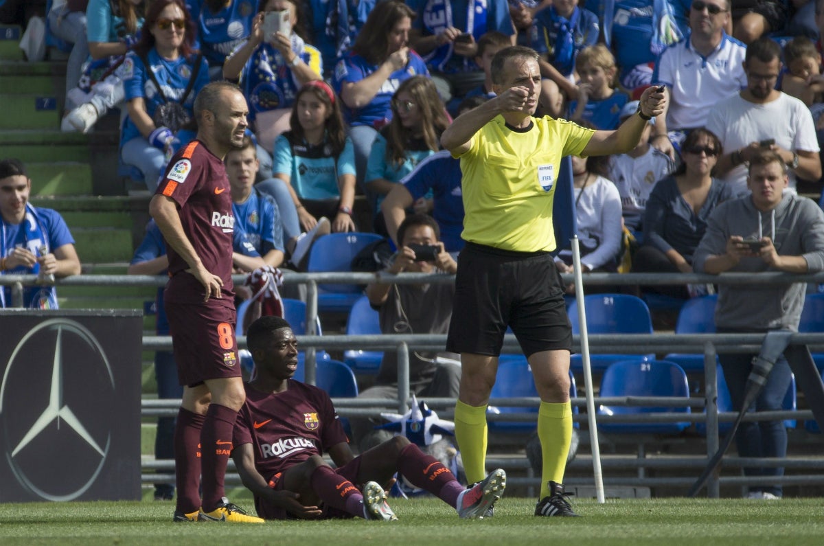 Dembelé se lesiona ante el Getafe en el minuto 24 con problemas musculares en la pierna izquierda Dembelé se lesiona ante el Getafe en el minuto 24 con problemas musculares en la pierna izquierda