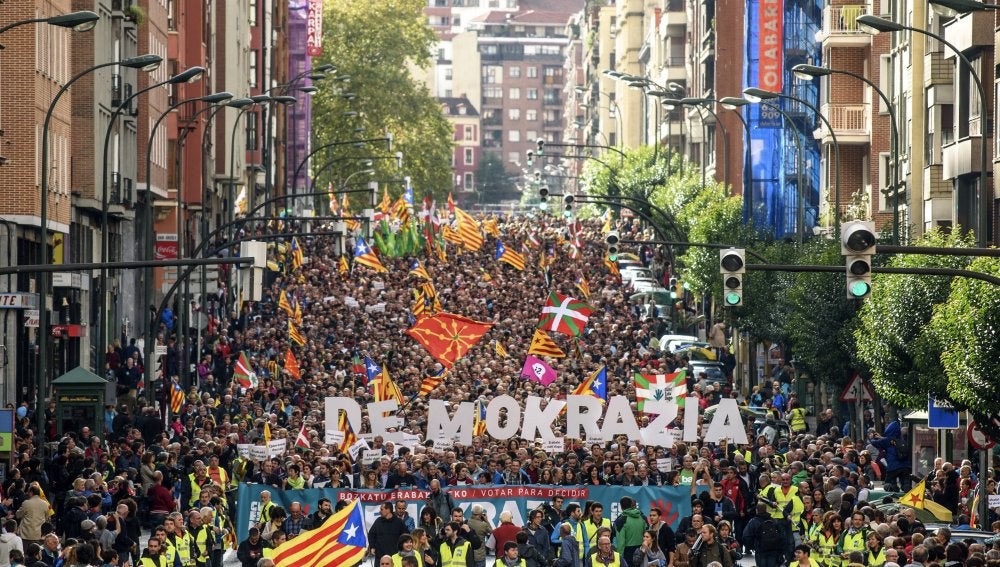 Manifestación en Bilbao en apoyo al referéndum catalán, bajo el lema "Votar para decidir" y "democracia"