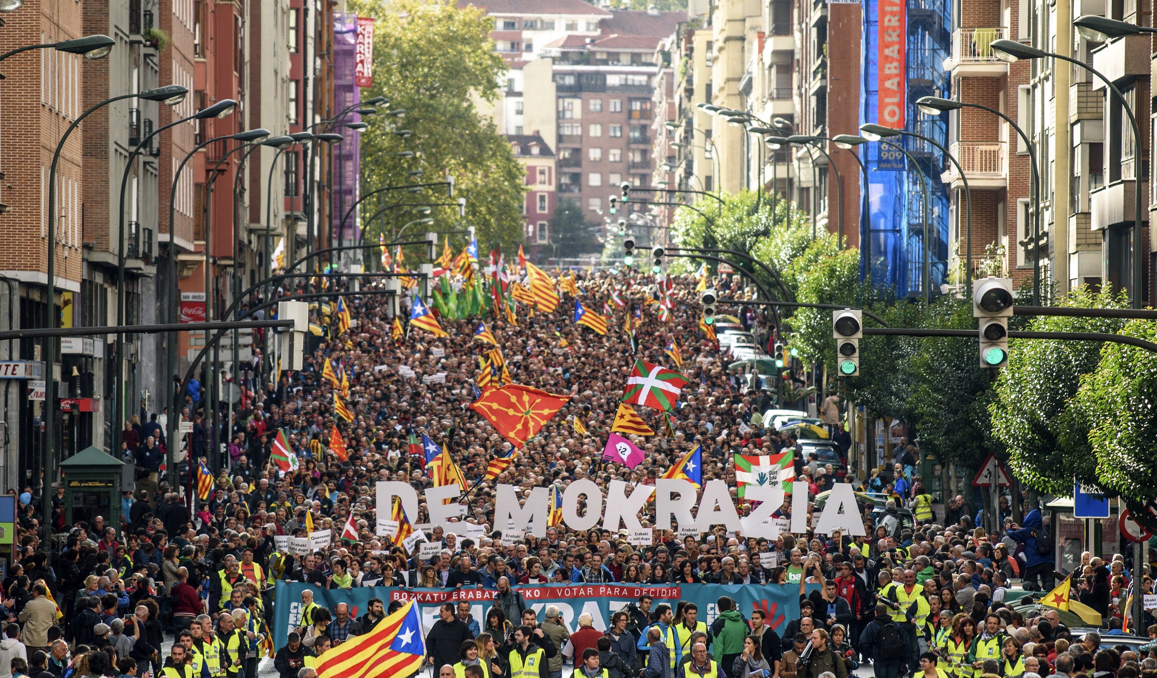 Unas treinta mil personas se manifiestan en Bilbao para apoyar el 1-O Unas treinta mil personas se manifiestan en Bilbao para apoyar el 1-O
