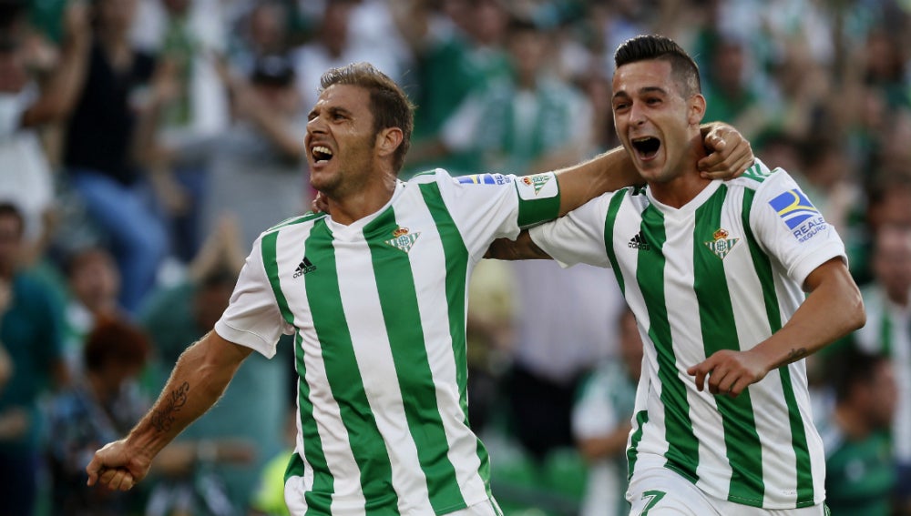 Joaquín celebra un gol con Sergio León