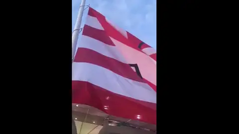 El fallido izado de la bandera del Atlético en el Wanda El fallido izado de la bandera del Atlético en el Wanda