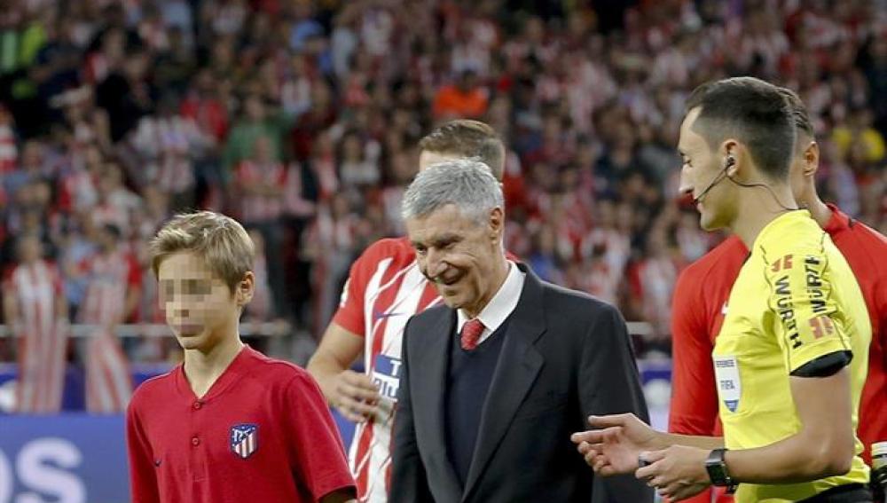 El exfutbolista rojiblanco José Eulogio Gárate se dispone a efectuar el saque de honor antes del partido entre Atlético de Madrid y Málaga