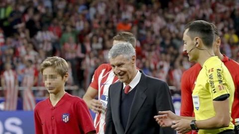 El exfutbolista rojiblanco Jos&eacute; Eulogio G&aacute;rate se dispone a efectuar el saque de honor antes del partido entre Atl&eacute;tico de Madrid y M&aacute;laga