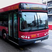 Uno de los autobuses que circulan por Sevilla Uno de los autobuses que circulan por Sevilla