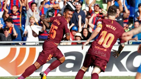Paulinho celebra un gol con Messi