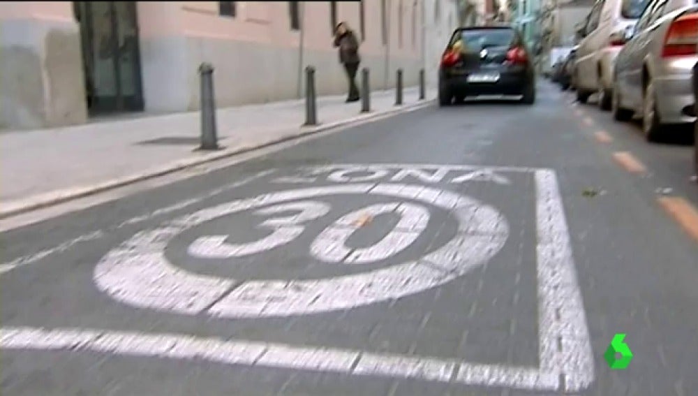Una calle con señalización a 30 km/h