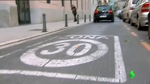 Una calle con señalización a 30 km/h Una calle con señalización a 30 km/h