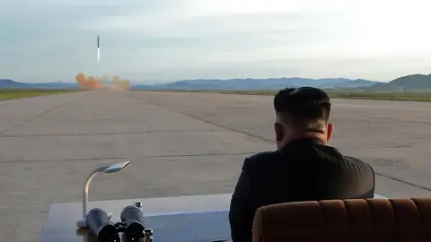 Kim celebra su último misil y aboga porque sus armas equilibren las de EE.UU. Kim celebra su último misil y aboga porque sus armas equilibren las de EE.UU