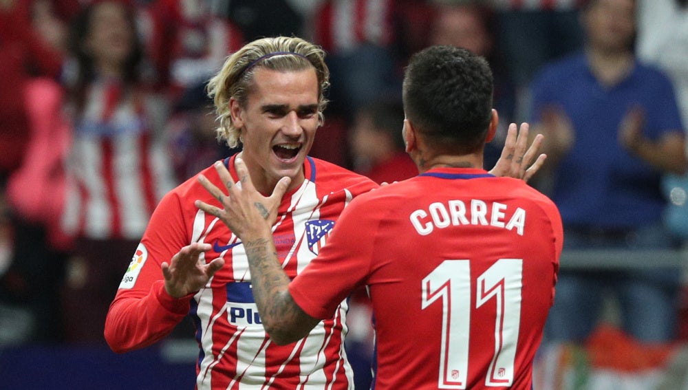 Griezmann y Correa celebran el gol del Atlético de Madrid