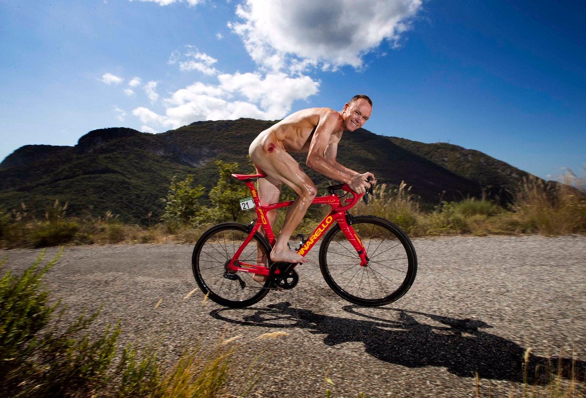 Chris Froome posa desnudo y presume de musculatura subido en una bicicleta Chris Froome posa desnudo y presume de musculatura subido en una bicicleta