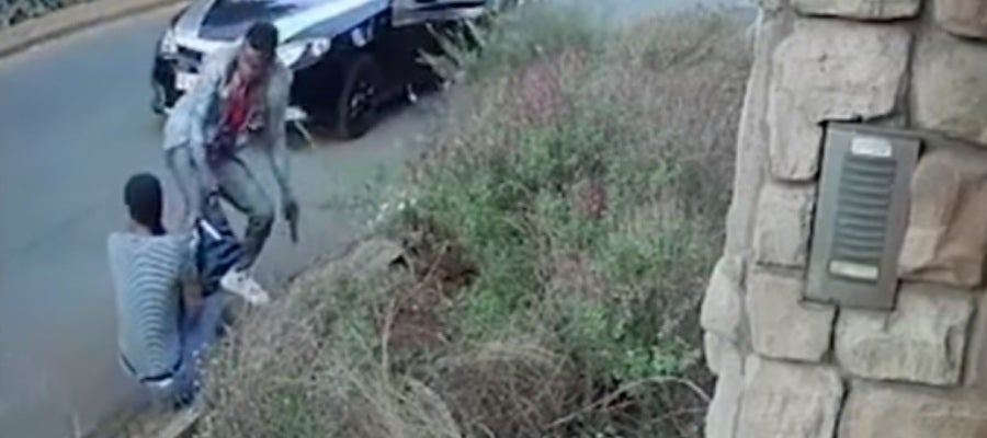 Imagen del atracador y la víctima captada por las cámaras de seguridad. Imagen del atracador y la víctima captada por las cámaras de seguridad.