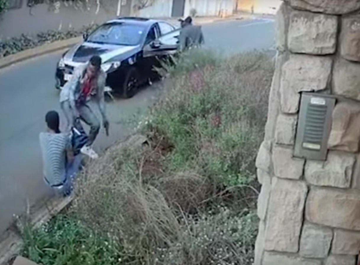 La valiente reacción de una mujer al ser atracada a punta de pistola impresiona a las redes La valiente reacción de una mujer al ser atracada a punta de pistola impresiona a las redes